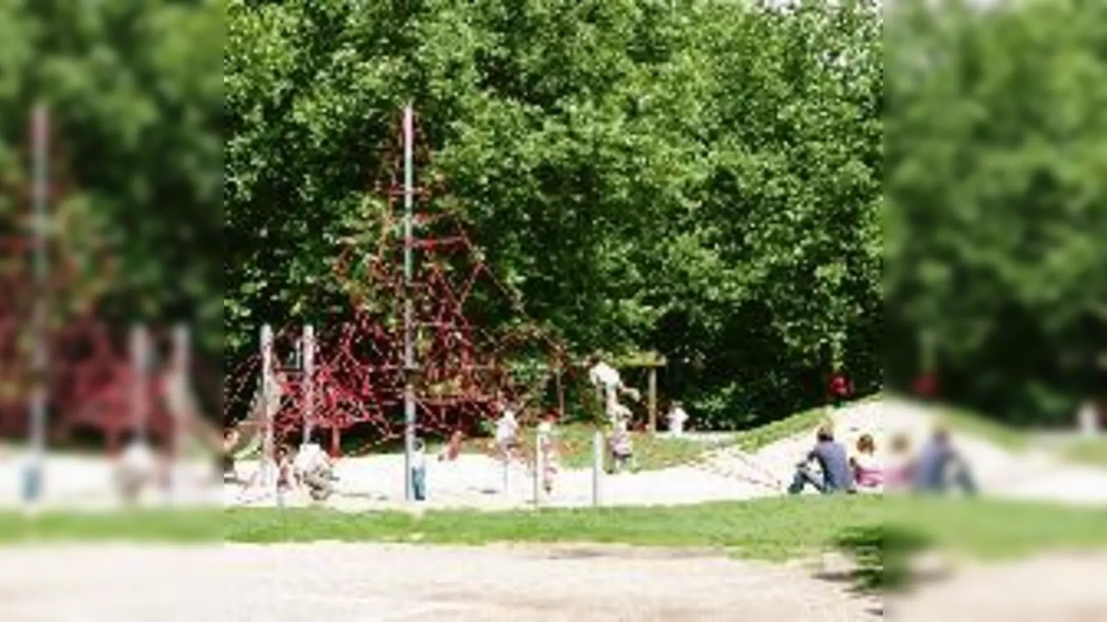 An der Münchner Freiheit gibts einen Spielplatz  viel mehr Spielmöglichkeiten gibt bietet Schwabing seinen Kindern allerdings nicht an. 	 (Foto: cr)