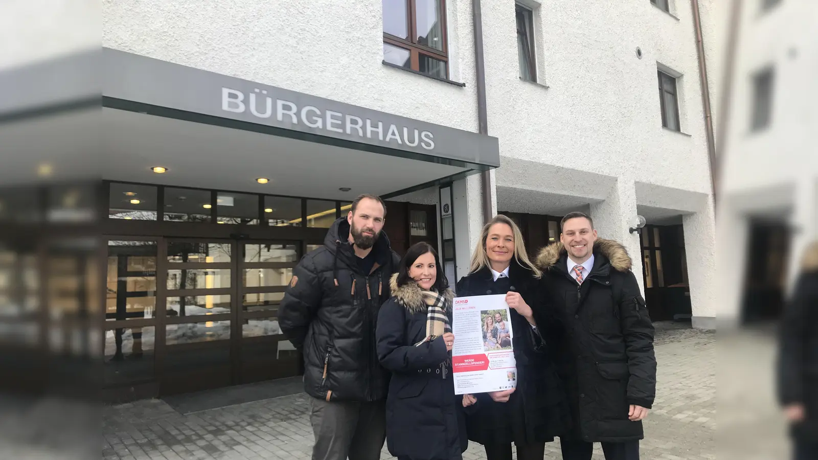 Hoffen, dass bei der Typisierungsaktion am 26. Januar ein passender Spender für Julia Gasser dabei ist (v. l.) Ihr Ehemann Manuel Gasser, Carolin Seibert, Maria Isabella Kirkitadse und Grünwalds Hauptamtsleiter Tobias Dietz. (Foto: hw)