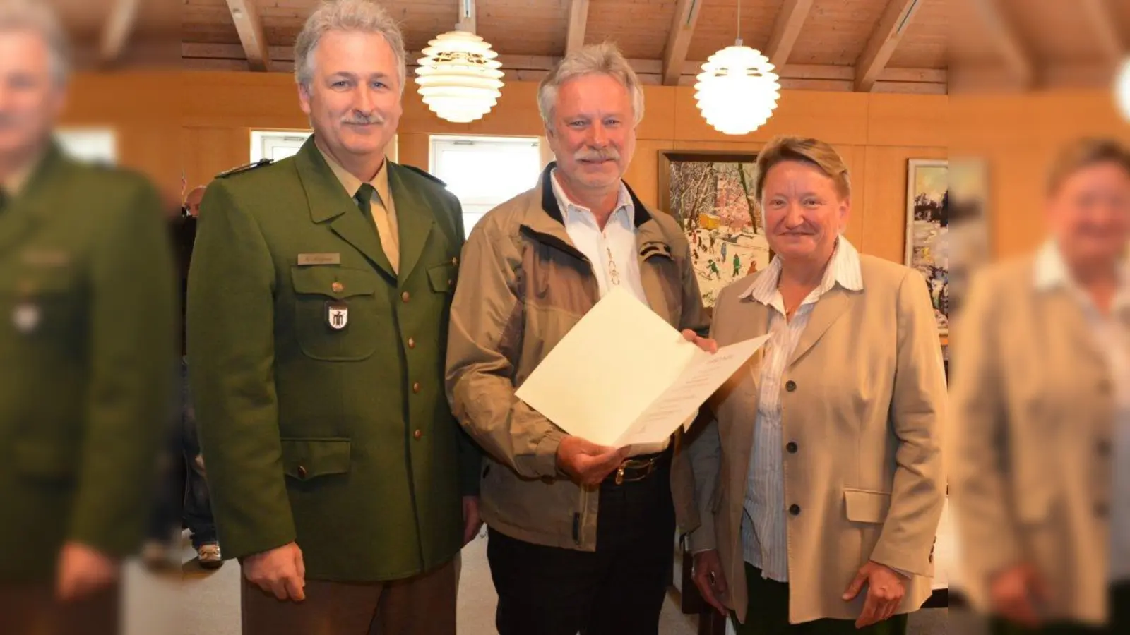 Verabschiedung: Erster Polizeihauptkommissar Andreas Aigner, Polizeihauptkommissar Richard Guggenberger und Bürgermeisterin Susanna Tausendfreund. (Foto: pi)