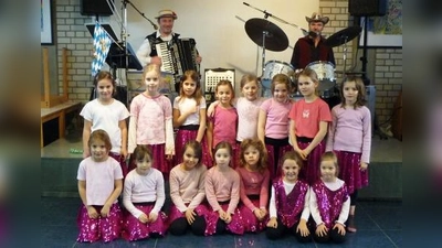 Dank der schwungvollen Musik von Reinhard Bachmeier (links) und Siegi Forster sowie der hübschen Tänze durch die Kindergruppe von „Dance Unity“ erlebten die Lochhausener Senioren eine vergnügliche Faschingsfeier. (Foto: Dieter Stiening)