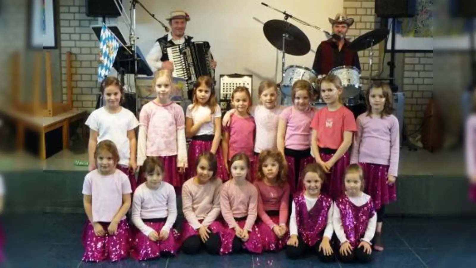 Dank der schwungvollen Musik von Reinhard Bachmeier (links) und Siegi Forster sowie der hübschen Tänze durch die Kindergruppe von „Dance Unity“ erlebten die Lochhausener Senioren eine vergnügliche Faschingsfeier. (Foto: Dieter Stiening)