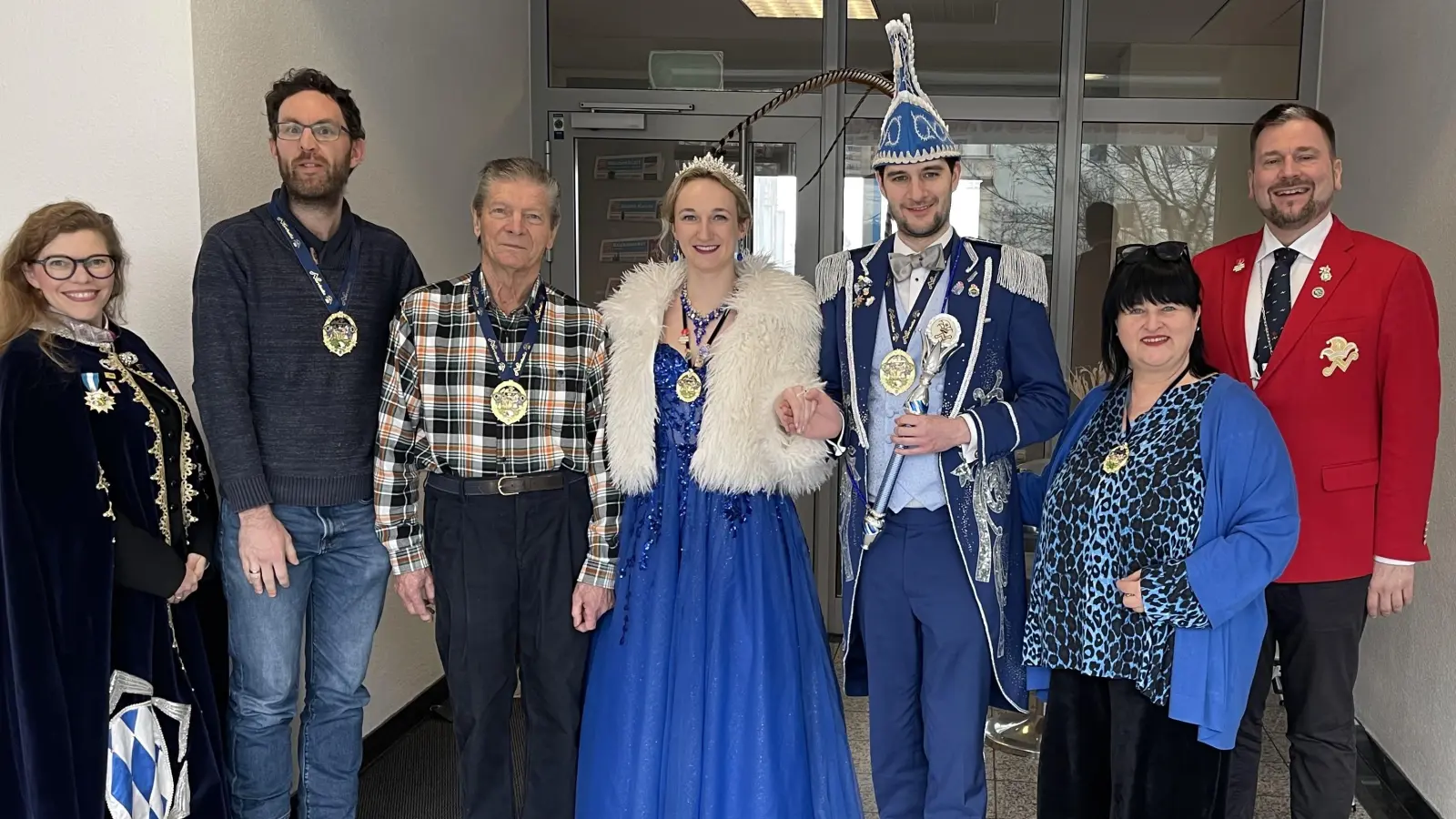 Prinzessin Samantha I. &amp; Prinz Stephan I. von der Faschingsgesellschaft Narhalla übergaben die Orden an Redakteur Benjamin Schuldt (2.v.l.), Fotograf Robert Bösl (3.v.l.) und Redaktionsleitung Heike Woschée (2.v.r.). Es gratulierten Präsident Matthias Stolz (r.) und Margarethe Stadlbauer (l.) vom Elferrat.  (Foto: Narhalla)