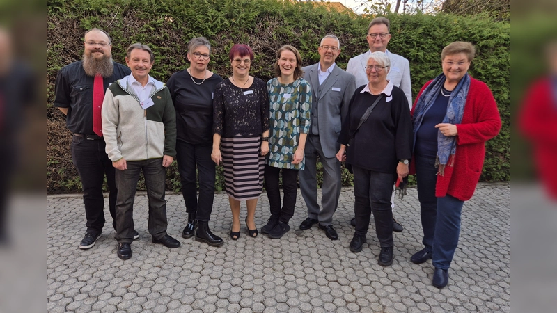 Vertreter von Drobs e.V. und des Caritasverbands München-Freising e.V. mit der stellvertretenden Landrätin Marese Hoffmann freuen sich über die neue Einrichtung. (Foto: Caritas)