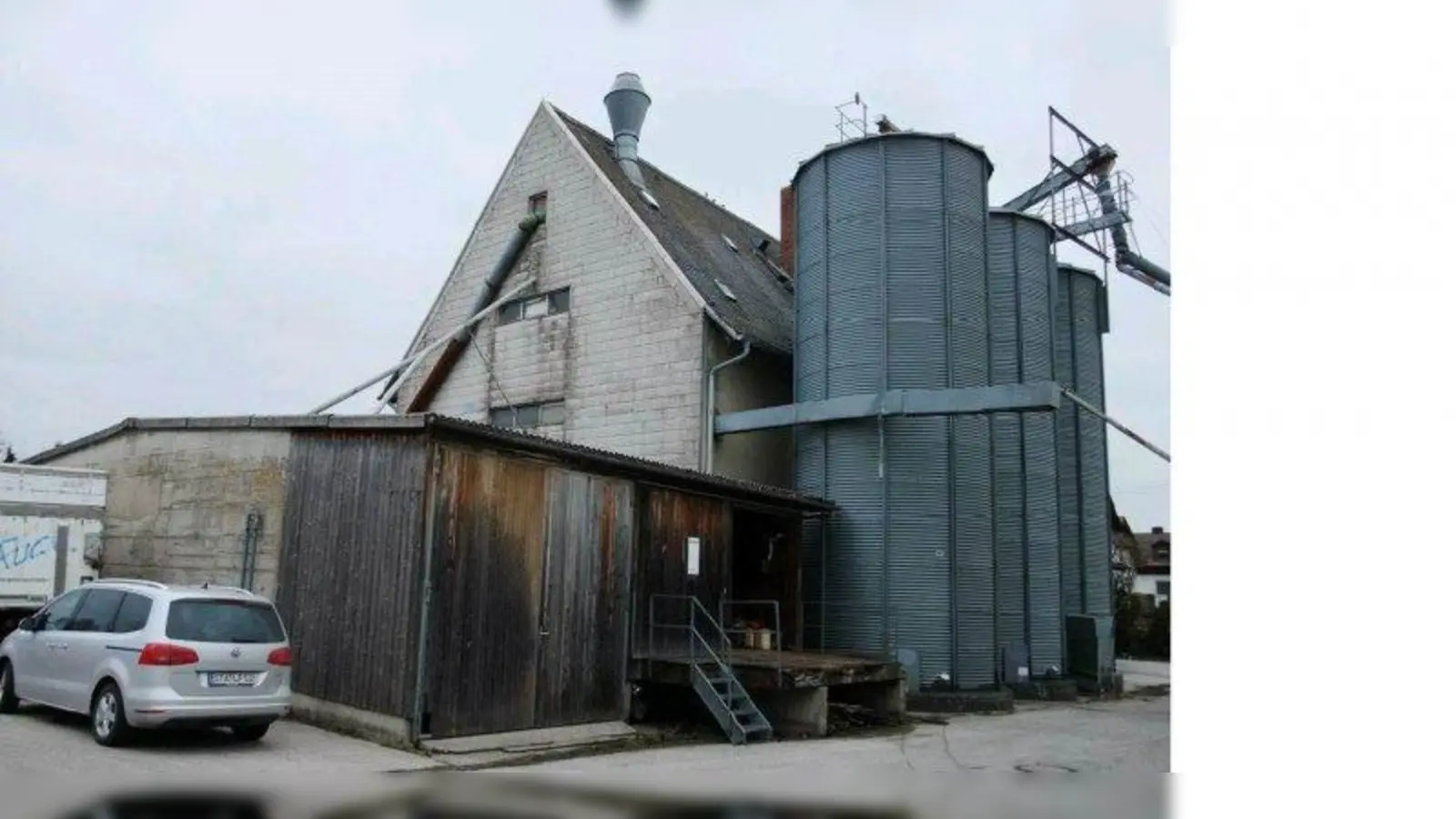 So sah es noch vor gut einem Jahr an der Weßlinger Straße aus: Das alte Lagerhaus wurde schon länger nicht mehr benutzt. (Foto: Gemeinde Gilching)