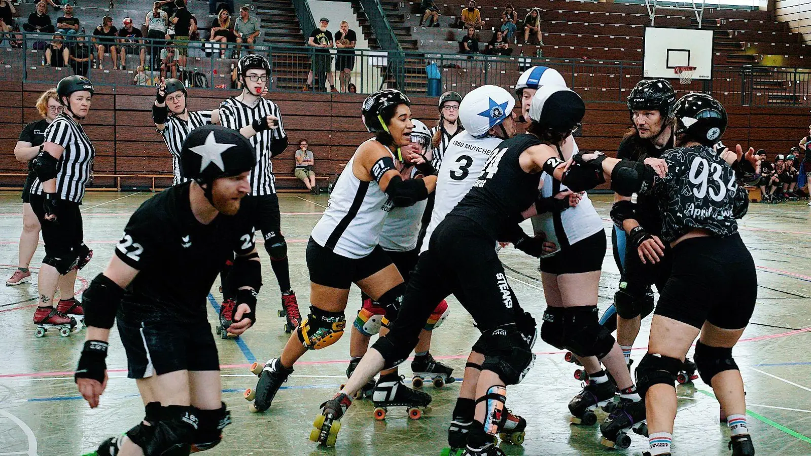 Roller Derby ist Action und Körperkontakt auf Rollschuhen - ein „Rugby auf Rollschuhen ohne Ball“. (Foto: Thomas Berkle)