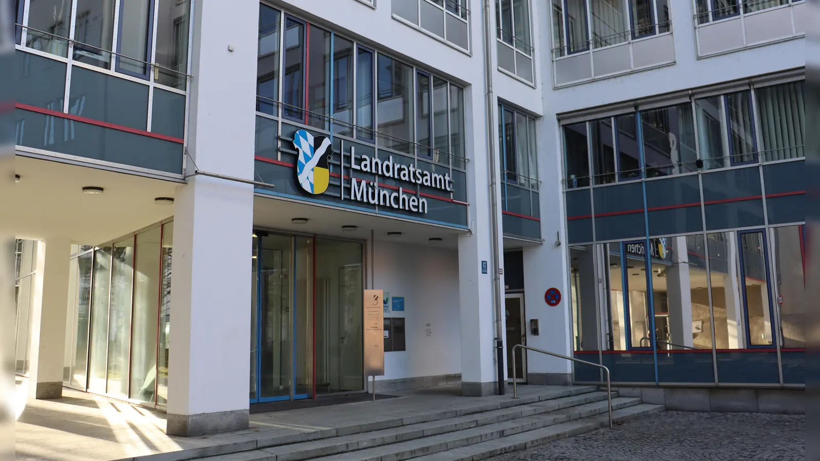 Im Landratsamt München am Mariahilfplatz ist wieder einmal eine Kunstausstellung zu sehen. (Foto: bas)