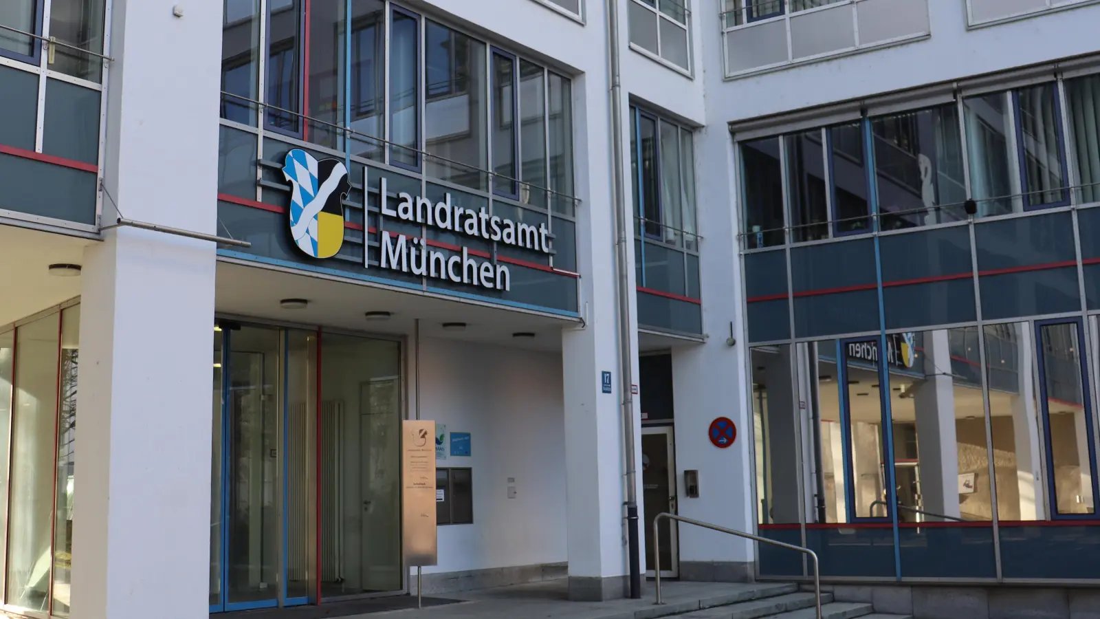 Das Gesundheitsamt des Landratsamts München am Mariahilfplatz öffnet seine Türen. (Foto: bas)