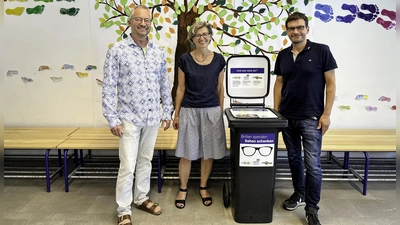 Freuten sich über die Brillen (von links): Wolfgang Prechter (Schulleiter Grundschule Schäftlarn), Konstanze von Unold (Schulleiterin Grundschule Baierbrunn) und Stefan Zenz (Vorsitzender Ortsgruppe Bund Naturschutz Baierbrunn).  (Foto: red)