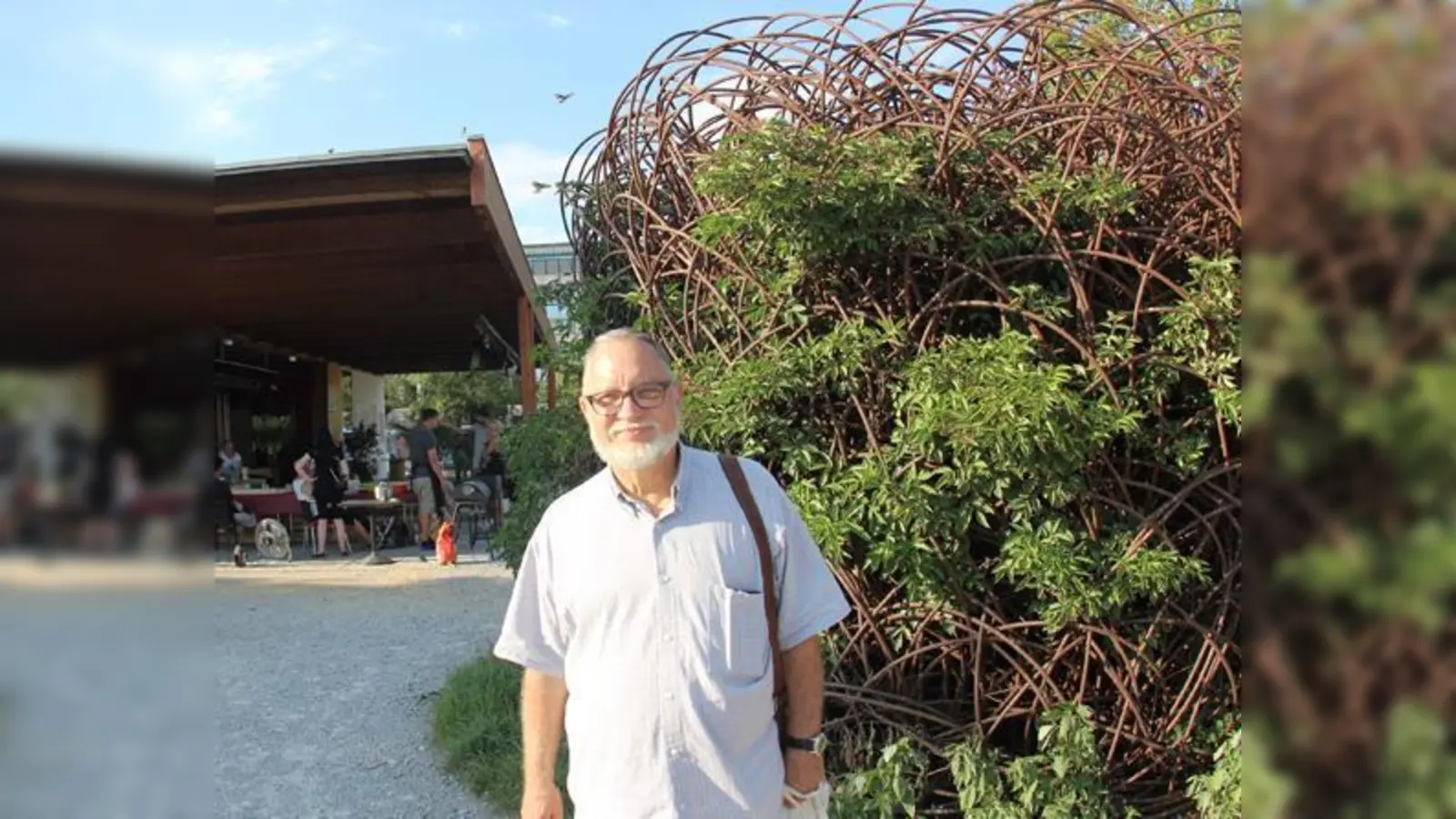 Die Uhr tickt. Das Kulturhaus weicht Neubauten und auch die Skulptur muss weg. Nicht nur Vorgelfreund Hermann Benker macht sich Sorgen um die Zukunft der Spatzen am Hanns-Seidel-Platz und in München insgesamt.   (F: RedP)