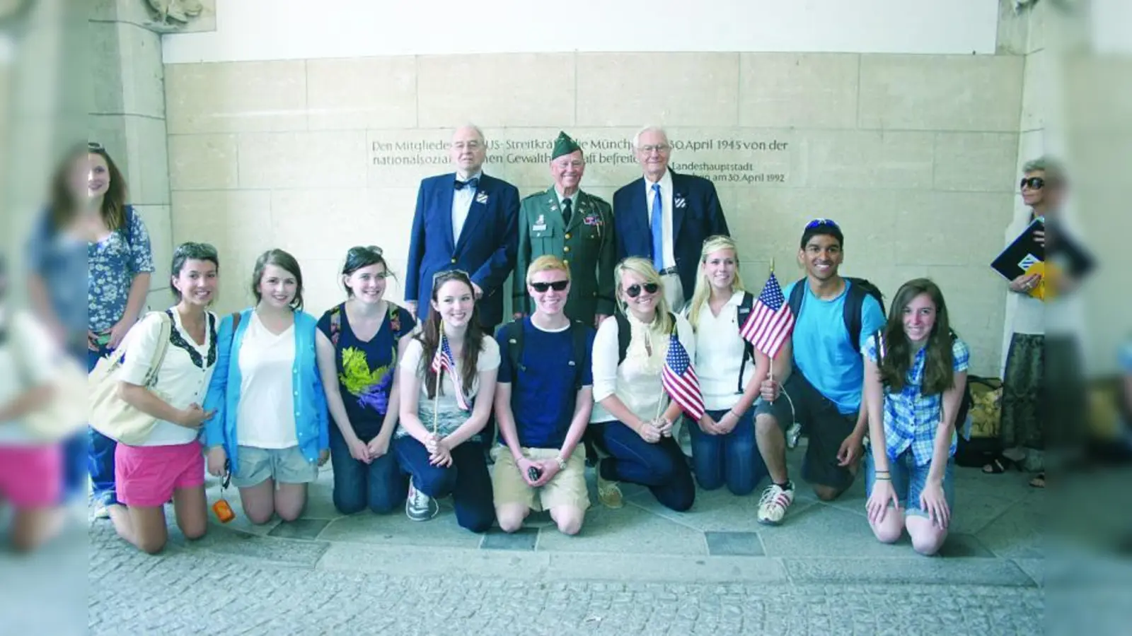 Amerikaner in München: Veteranen aus dem 2. Weltkrieg mit Schülern der Bishop Guertin High School Nashua, NH USA (Foto: cf)