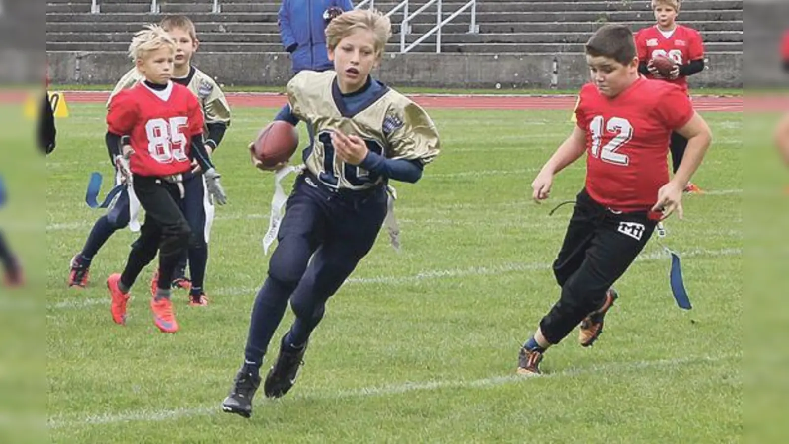 Bulls Spieler Elias Güther (Mitte) entkommt der überforderten Defense der Razorbacks. 	 (Foto: M. Kröner)