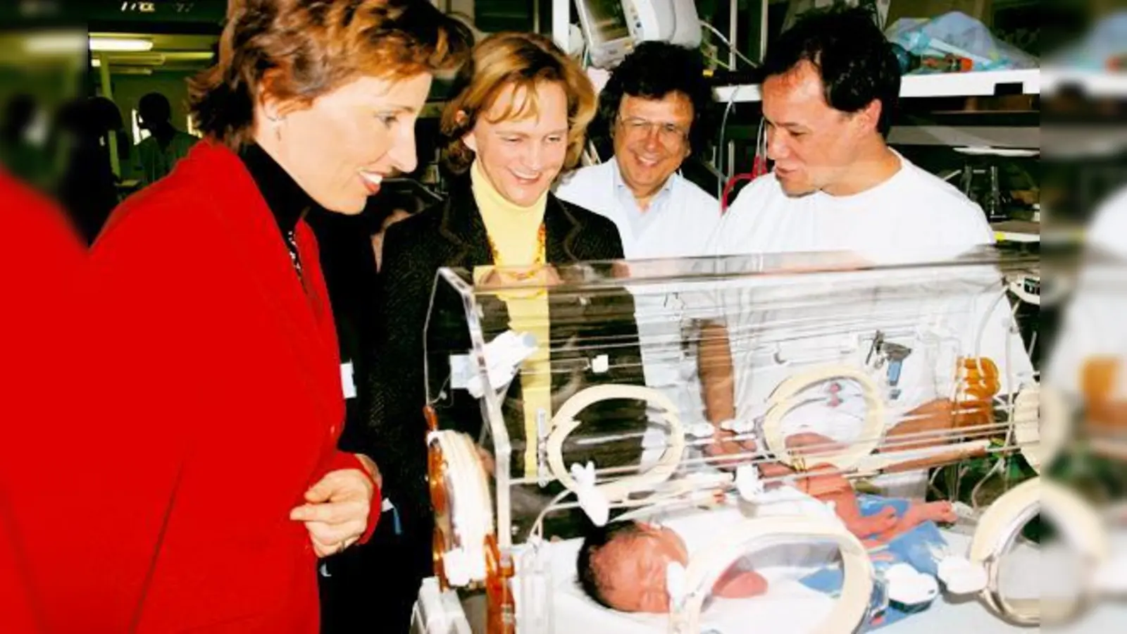 Oberarzt Matthias Grimberg (r.) und Professor Reinhard Roos präsentieren Bayerns Sozialministerin Christine Haderthauer (l.) und Ministerpräsidenten-Gattin Karin Seehofer stolz einen der jungen Sprößlinge.  (Foto: Hettich)