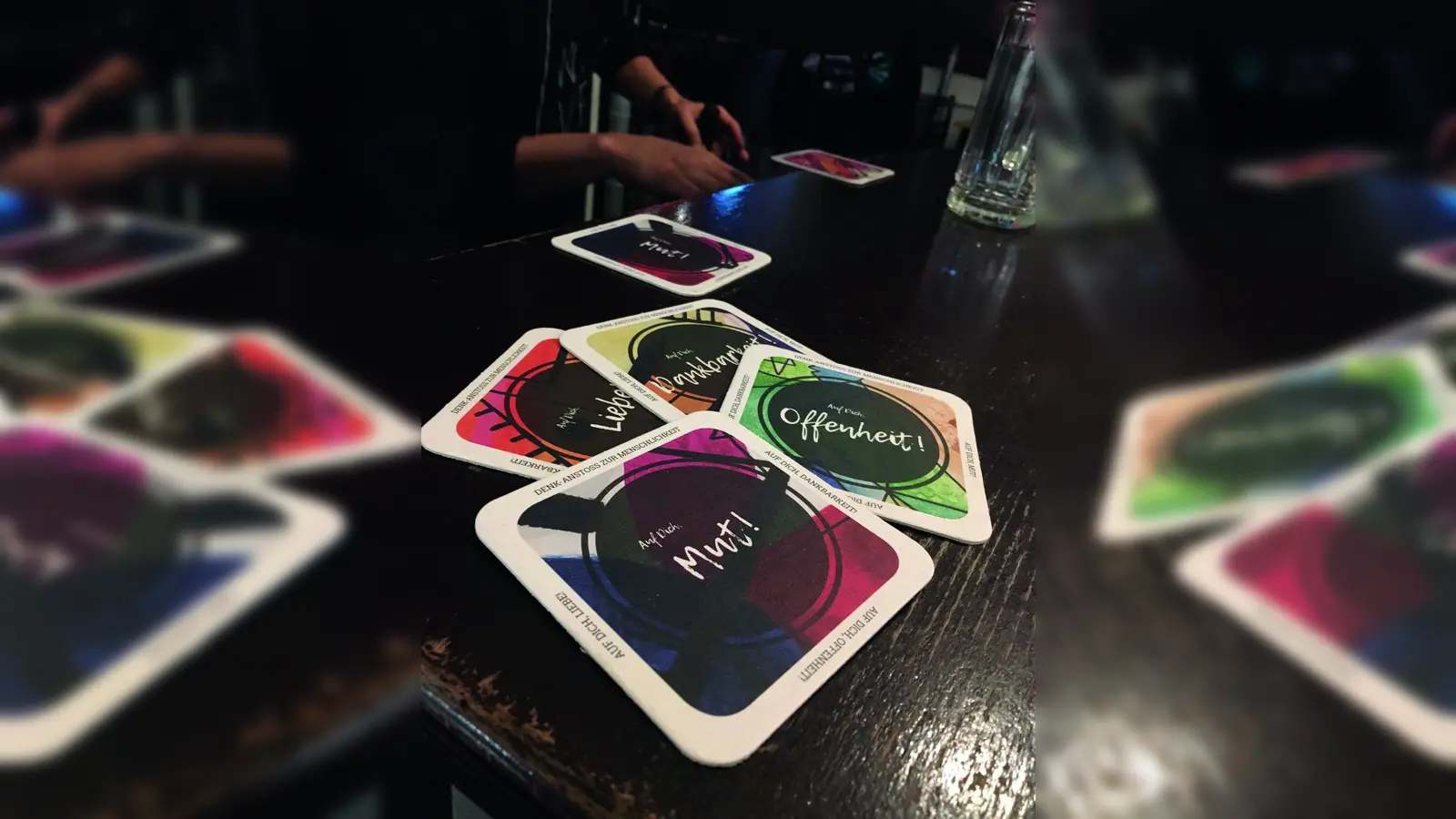 Auf Mut, Offenheit, Liebe und Dankbarkeit – kurz: Auf die Menschlichkeit stößt der Kreisjugendring an. (Foto: KJR München-Land)