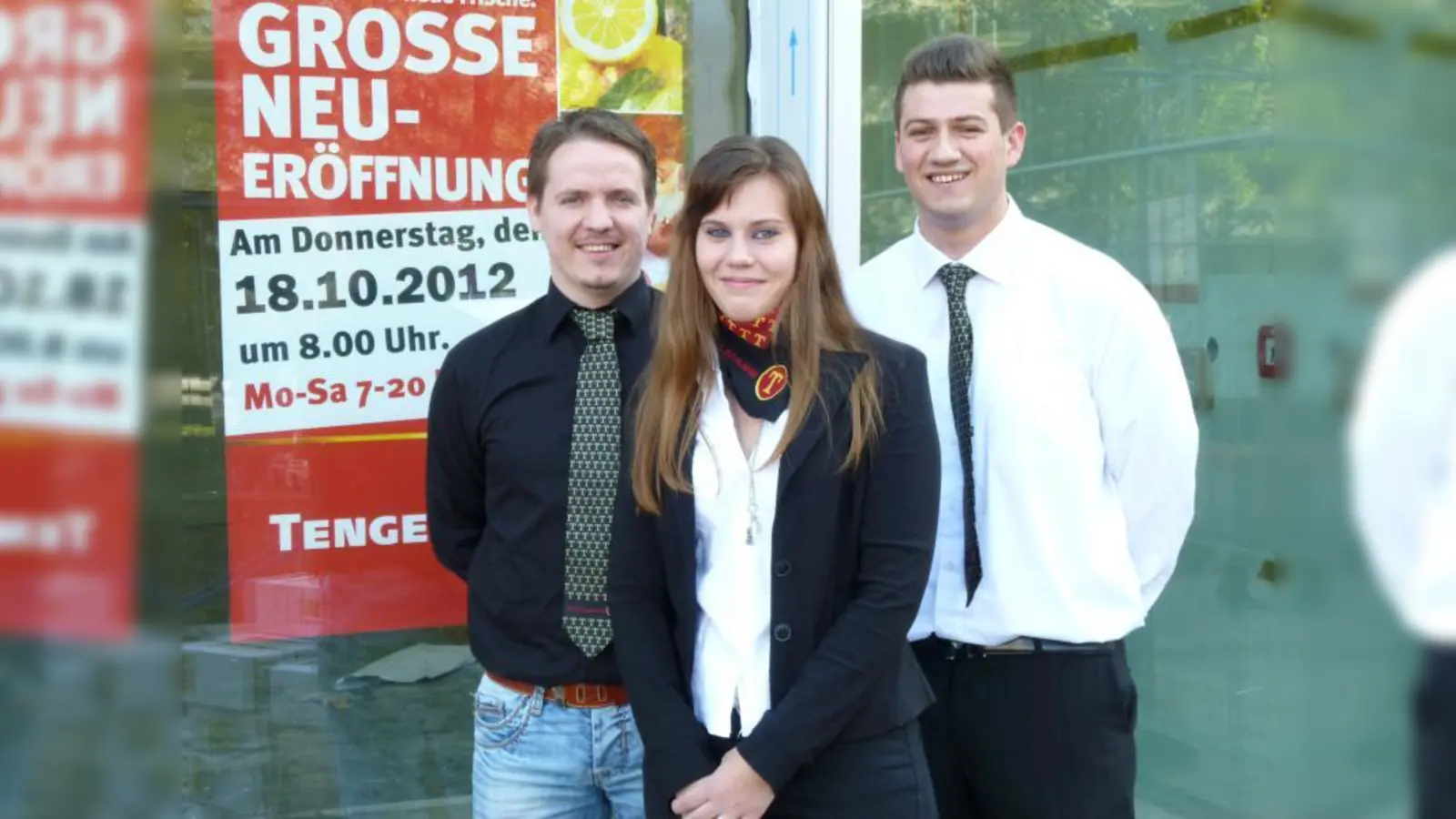 Lars Chavez (l.), Filialleiter Tengelmann:<br>„Man kann den Kunden hier jetzt wirklich etwas bieten, weil die Räume und somit auch das Sortiment viel umfangreicher sind als vorher. Wir freuen uns riesig über den Umzug, denn hier ist alles neu und modern. Dadurch, dass wir hier neu anfangen, haben wir die Möglichkeit, vieles ganz anders zu machen und dies auch den Kunden zu zeigen. Besonders auf den Service lege ich als Marktleiter persönlich viel Wert.“ (Foto: BK)