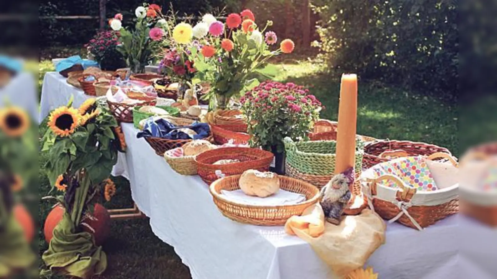 Bei schönstem Wetter feiert der Waldorfkindergarten im Umweltgarten das Erntedankfest.	 (Foto: VA)