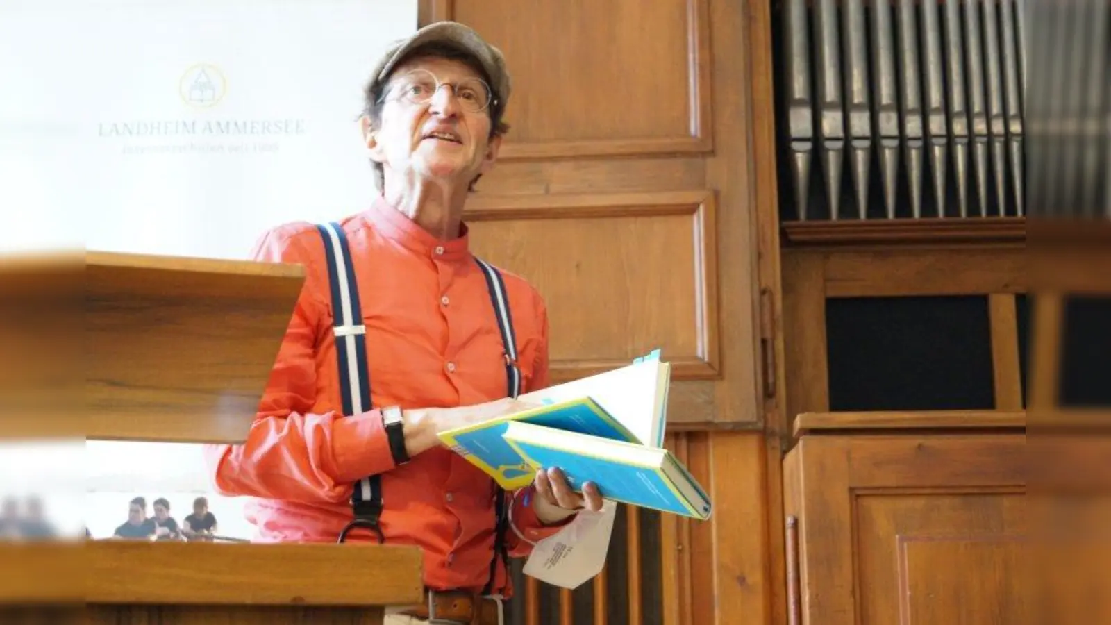 Anton G. Leitner liest aus seinem Buch „Wadlbeissn”. (Foto: pst)