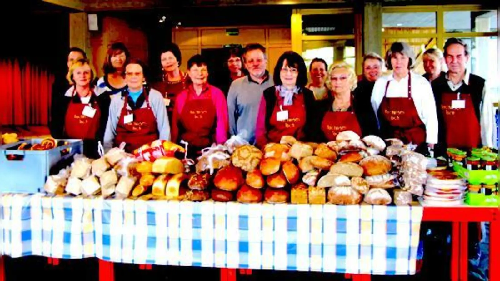 Die Helfer vom Hachinger Tisch sind ein eingespieltes Team. Sie freuen sich aber immer über neue, tatkräftige Helfer, die anpacken wollen. 	 (Foto: Woschée)