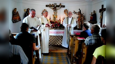 Diakon Stocker und Pfarrer Pick zelebrierten den Festgottesdienst in der St. Anna Kapelle.	 (Foto: VA)