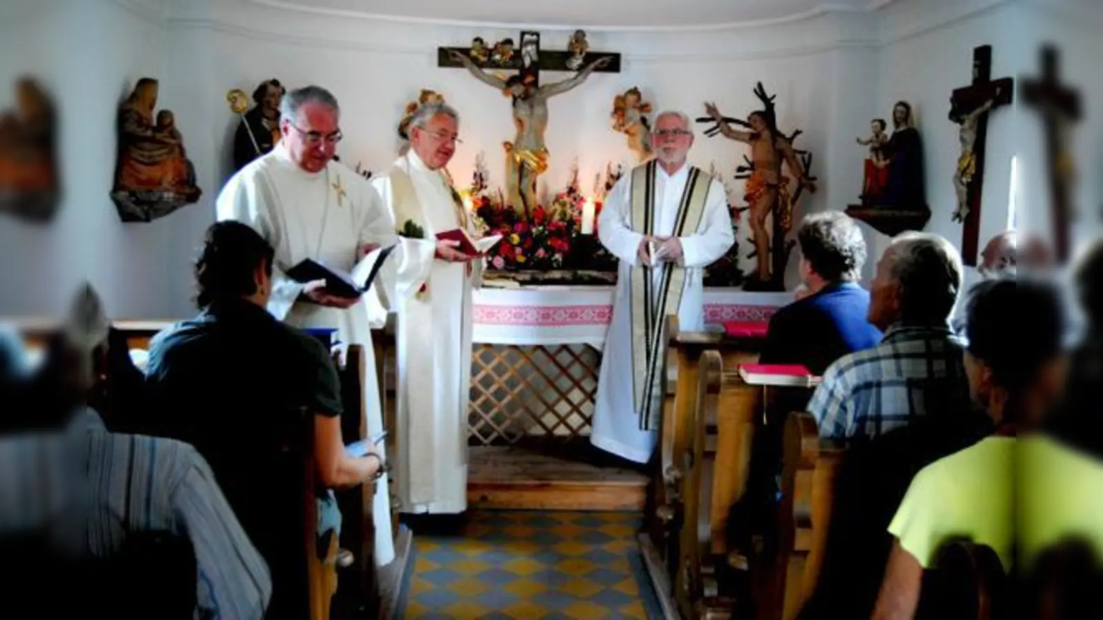 Diakon Stocker und Pfarrer Pick zelebrierten den Festgottesdienst in der St. Anna Kapelle.	 (Foto: VA)