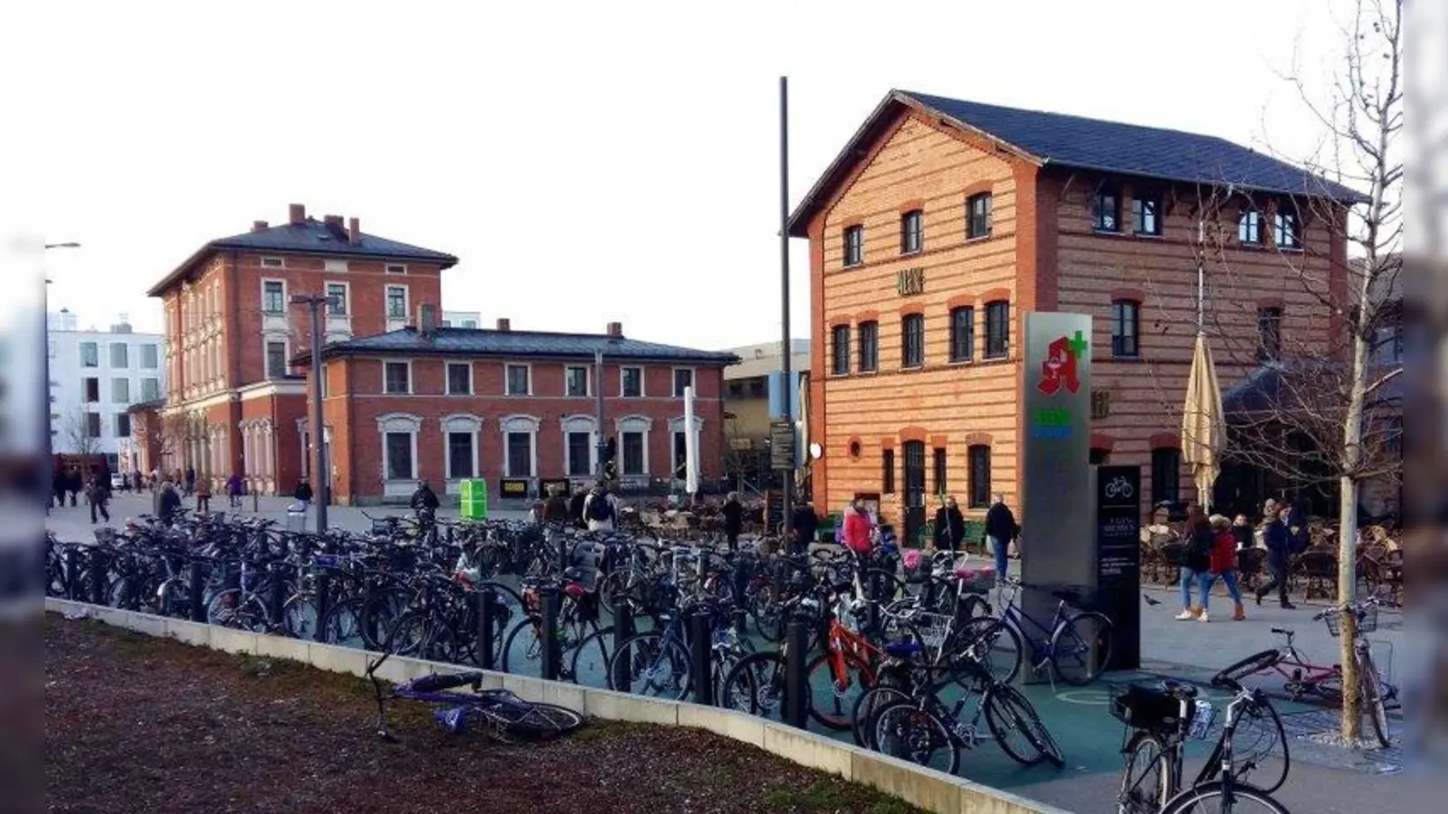 Der Bahnhof Pasing und der Bürklein-Bahnhof (r.) aus dem 19. Jahrhundert gelten als gelungenes Beispiel für die moderne Nutzung historischer Gebäude. Der Blick darauf sollte frei sein, verlangte der BA und forderte eine Verlegung der Arcaden-Beach-Bar. (Foto: us/archiv)