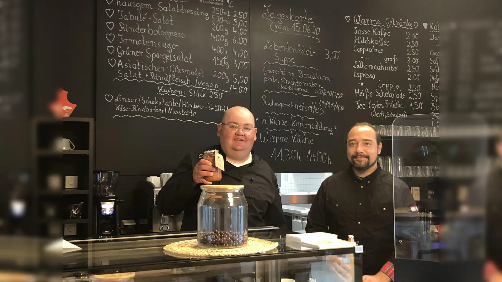 Küchenchef André Günther (r.) und Paul Ranft freuen sich, dass ihre Kochkünste so großen Anklang finden. (Foto: hw)