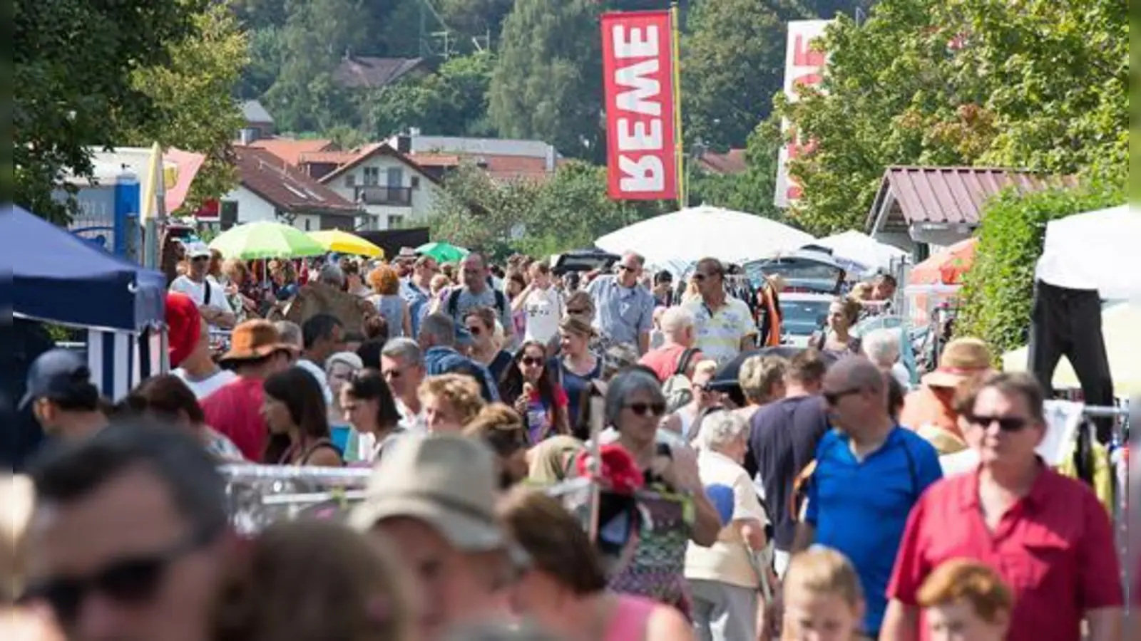Auch für dieses Jahr wird wieder bestes »Flohmarktwetter« erwartet, über 2.000 Besucher kamen im letzten Jahr nach Aßling.	 (Foto: REWE Gruber)