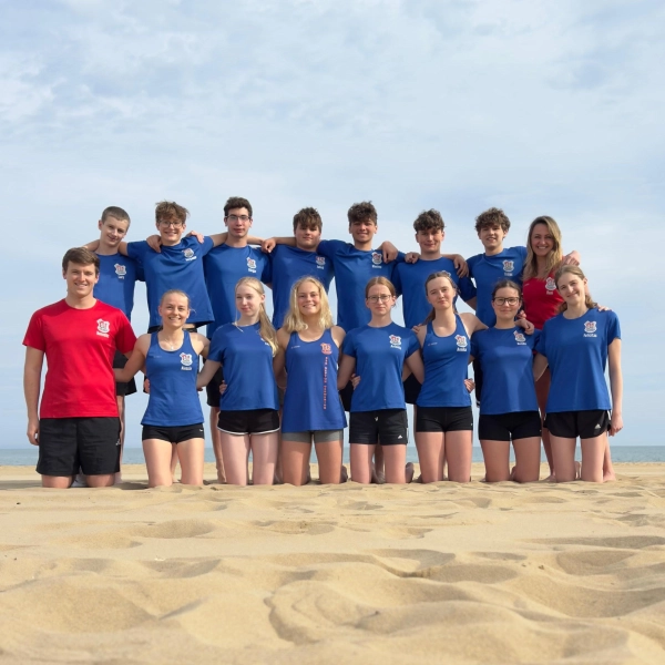 Gruppenfoto am Strand: Die Leistungsgruppe der SSG Neptun Germering e.V. reiste zum Trainingslager nach Lignano. (Foto: SS Neptun Germering e.V.)