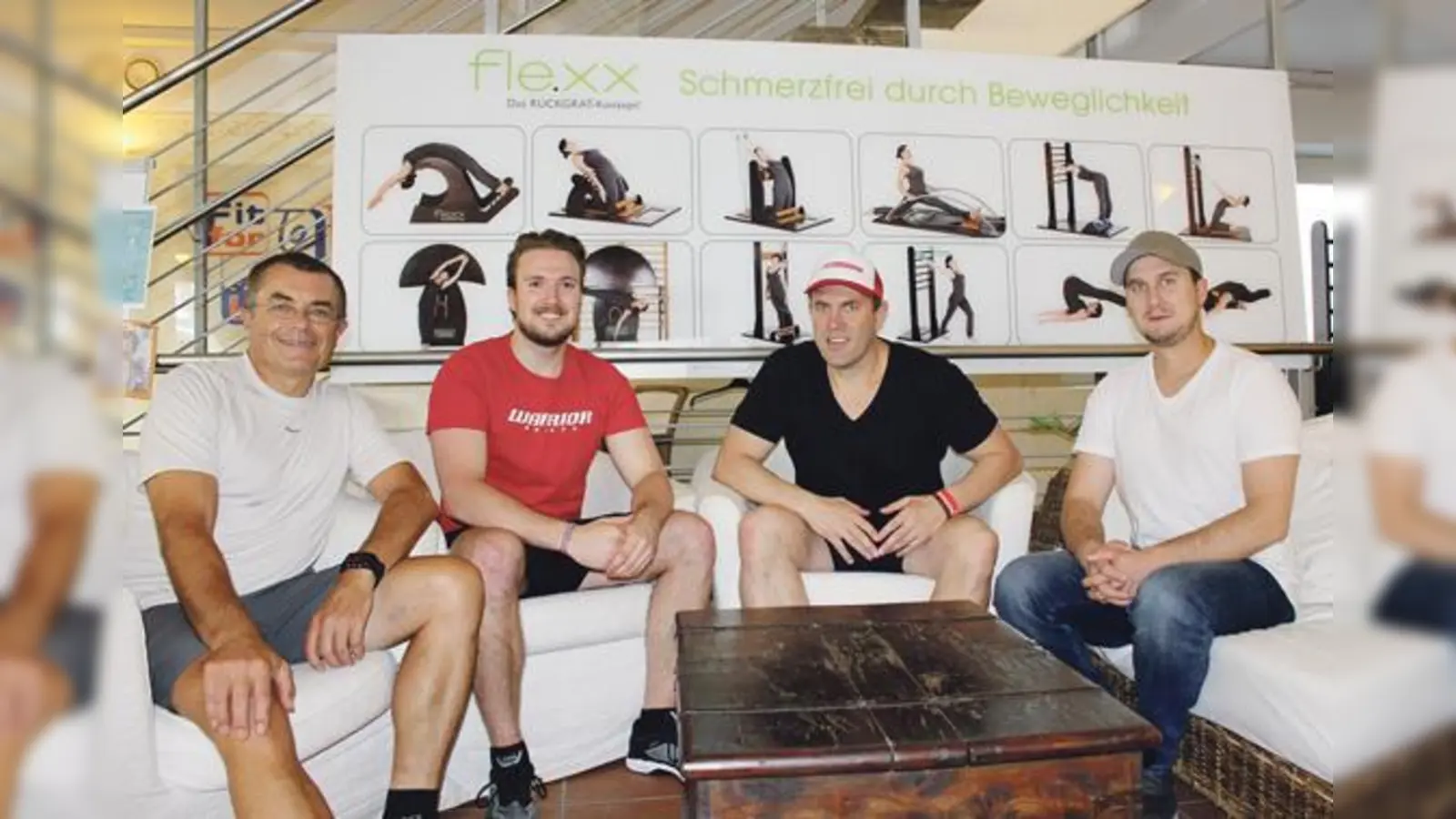 Wolfgang Schnaitter, Betreiber von »Fit For Life« mit  Trainer Karl Schmitt, EHC-Coach Dominik Quinlan und Torhüter Dominik Gräubig bei der Vorstellung des  Trainings, das auch zu mehr Leistungsfähigkeit führen soll.                             (Foto: smg)