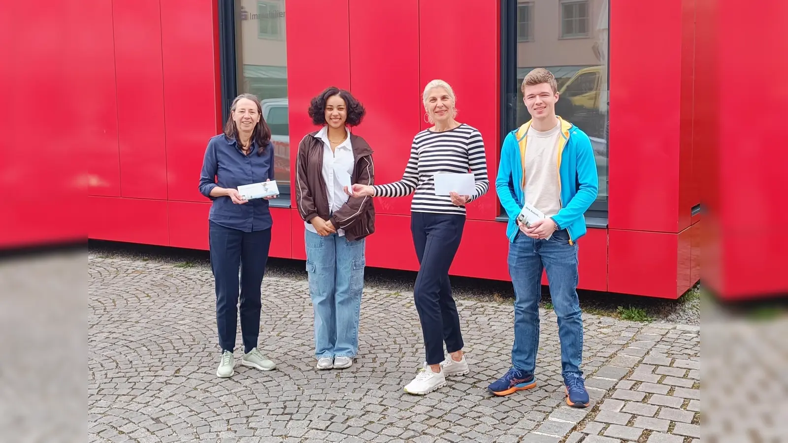 Martha Ullmann (links) und Monika Fischer (2.v.r.) freuen sich mit Kira Parkes (2.v.l.) und Andreas Köppl (r.) über die anstehenden Sprachreisen. (Foto: Sparkasse Dachau)