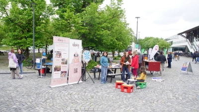 Zahlreiche Vereine warben bei den Studenten vor der Campus-Mensa um neue, ehrenamtliche Mitstreiter.  (Foto: bro)