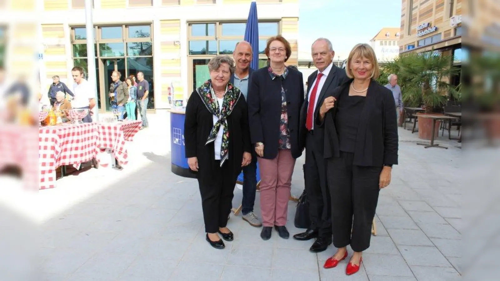 Stadträtin Heike Kainz, Vorsitzende des Bezirksausschusses Allach-Untermenzing (BA 23), zusammen mit dem Leiter der Volkshochschule München-West, Michael Widl-Stüber, Bürgermeisterin Christine Strobl sowie den Geschäftsführern der Münchner Volkshochschule Klaus Meisel und Susanne May (von links) im Rahmen der Eröffnung des Stadtteilzentrums am Oertelplatz. (Foto: sb)