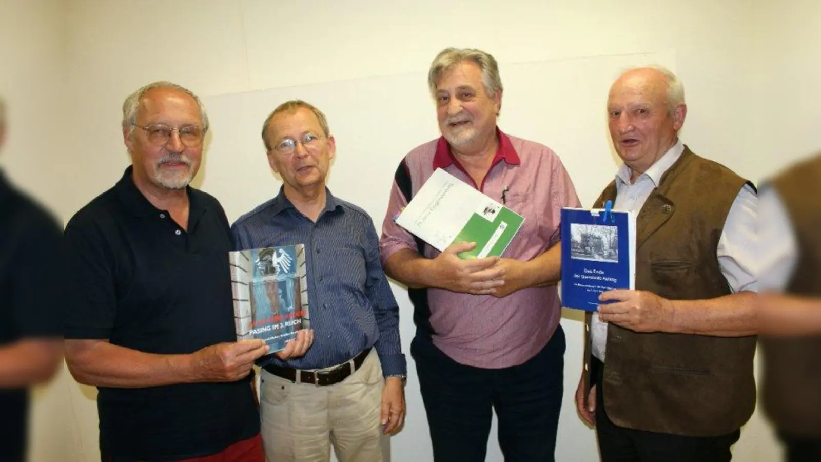 Die Nachbarn Pasing, Aubing und Großhadern als Schicksalsgefährten: darüber forschten und schrieben (v.l.) Bernhard Schossig und Bernhard Koch für das Pasinger Projekt, Alfons Kunz von der Geschichtswerkstatt Großhadern und Hobby-Historiker Anton Fürst aus Aubing mit den jüngsten Publikationen aus den Stadtvierteln. (Foto: US)