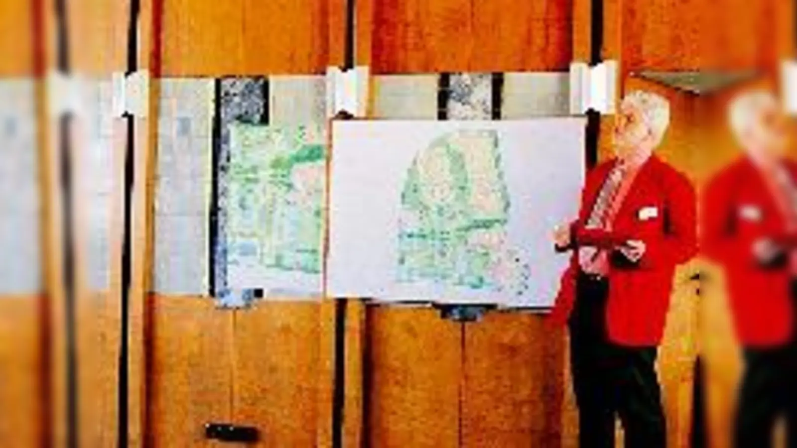 Bezirksausschuss-Vorsitzender Walter Klein veranschaulichte die Wünsche des BA  4 bezüglich des Ackemannbogens anhand des Planes an der Wand.	 (Foto: ks)