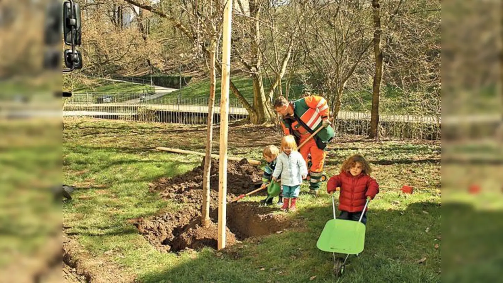 Andreas Klement vom Baureferat Gartenbau pflanzte den neuen Auer Birnbaum ein. Ludwig, Franka und Lioba halfen ihm dabei tüchtig. 	 (Foto: js)