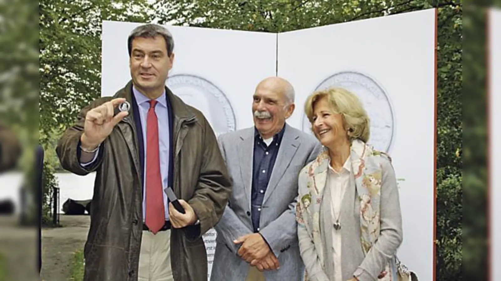 Markus Söder, Hermann Grub und Petra Lejeune (Archivfoto von 2014) ziehen an einem Strang. Die Zusammenführung des Englischen Gartens hat jetzt eine große Hürde genommen.	 (Foto: js)