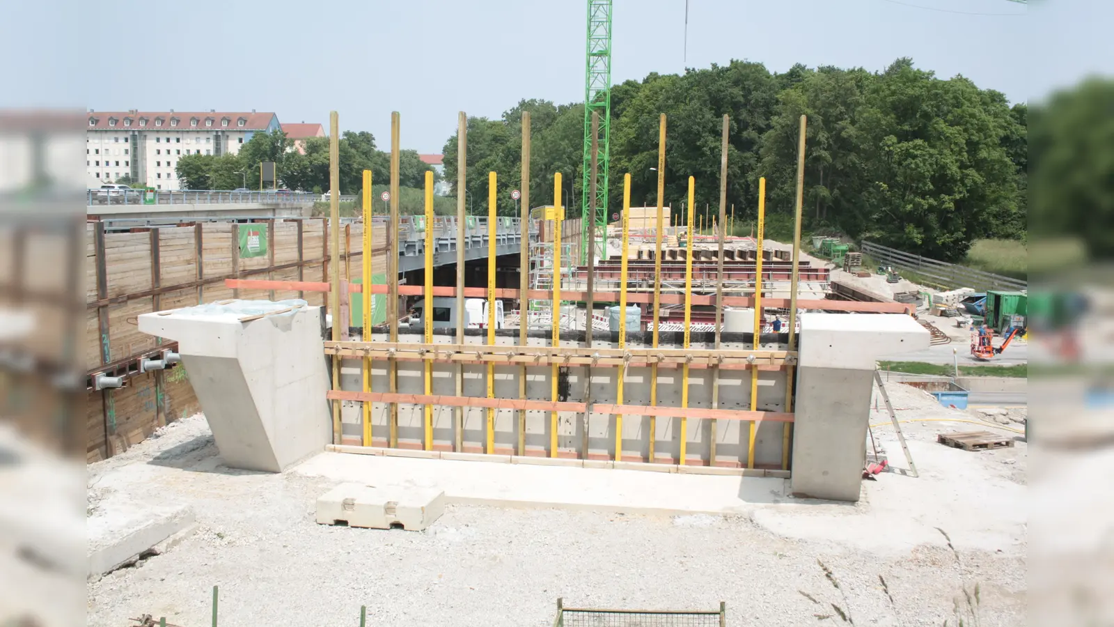 Seit 2022 versuchte das städt. Mobilitätsreferat, eine Antwort u.a. auf die Frage zu finden, ob die Kreuzhofbrücken abgerissen und neu gebaut werden müssen. Zuletzt bat die Behörde dafür um einen weiteren Aufschub bis 31.10.2025. Wir behaupten: Der Bau der Kreuzhofbrücken hat schon begonnen! Zum Beweis zeigen wir dieses aktuelle (Juni 2025) Bild der Baustelle. (Foto: job)