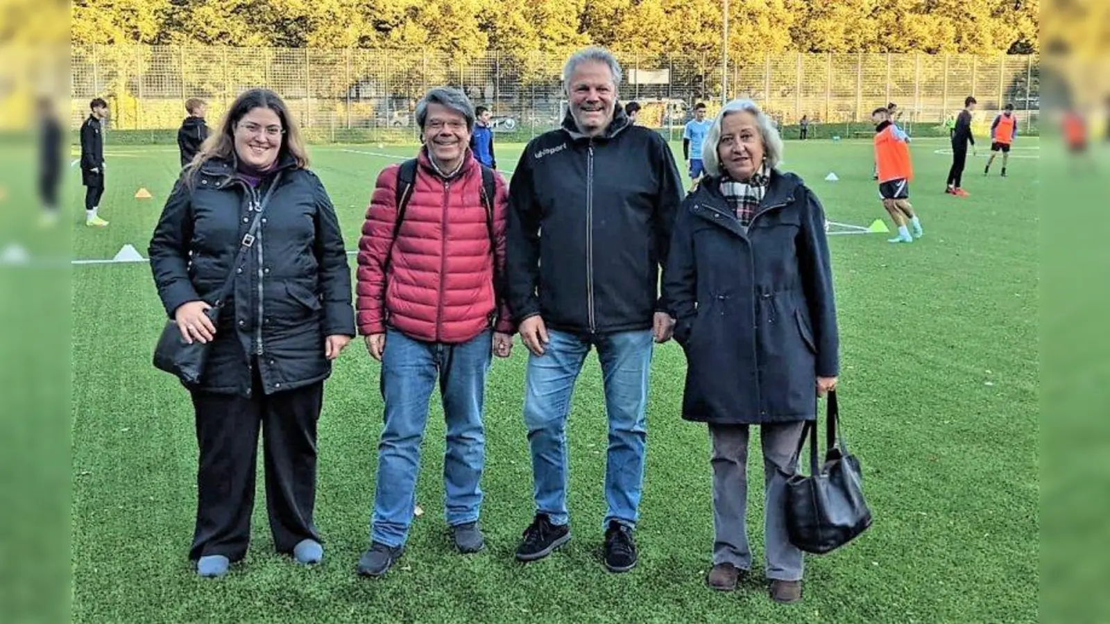 Erprobtes Produkt aus Schweizer Produktion: Franziska Velte, Wolfgang Schwirz, Michael Franke und Barbara Marc (v.l.) auf dem neuen Kunstrasen der FT Gern. (Foto: Bezirksausschuss)