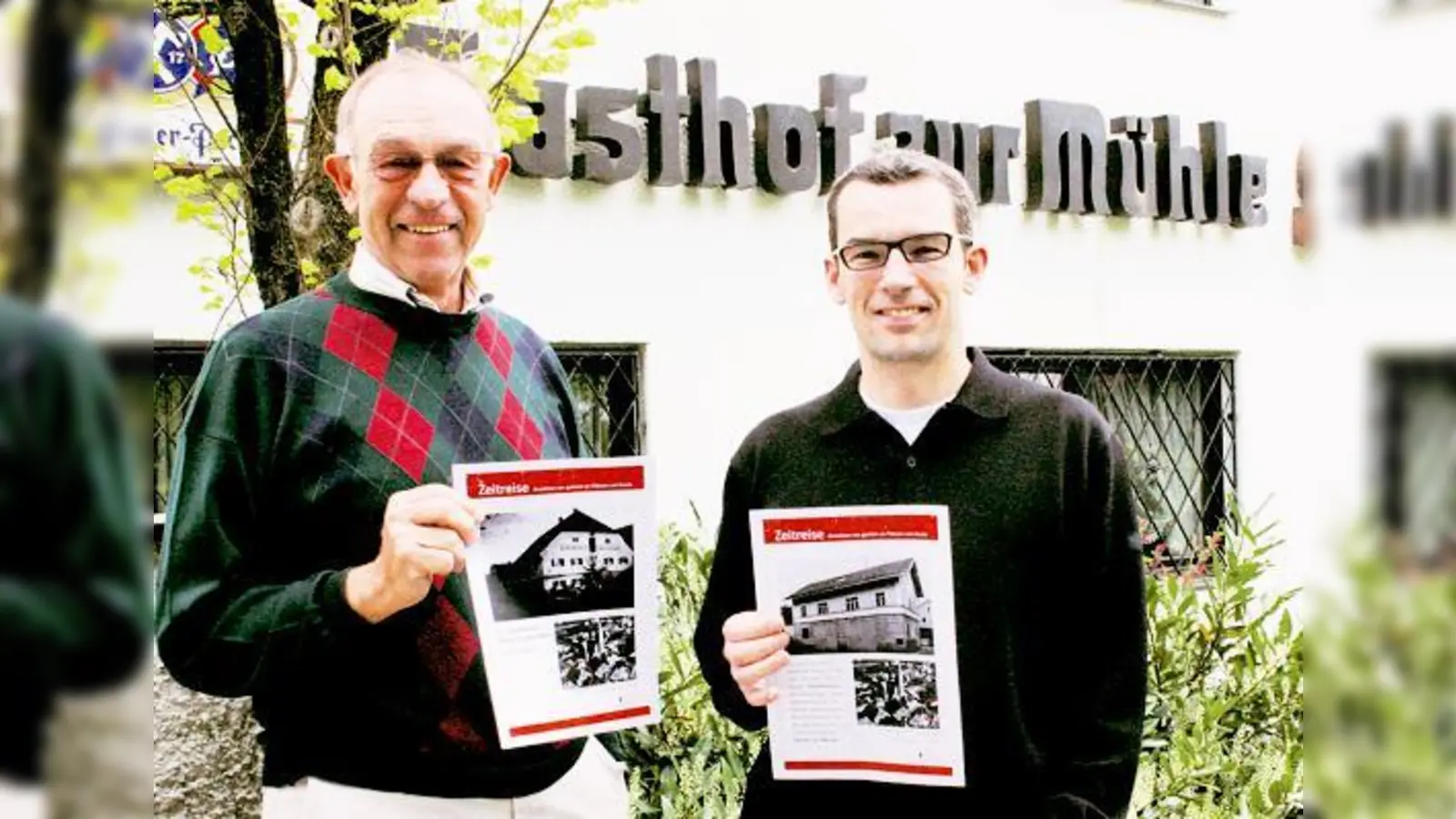 Vater und Sohn, mit gleichen Namen Anton Seidl, in fünfter Generation. Ihre persönliche Vergangenheit  hat auch dazu beigetragen, dass sich die Gastronomen am örtlichen Projekt »Zeitreise  Ansichten von gestern an Plätzen von heute« beteiligen.  (F.: ko)