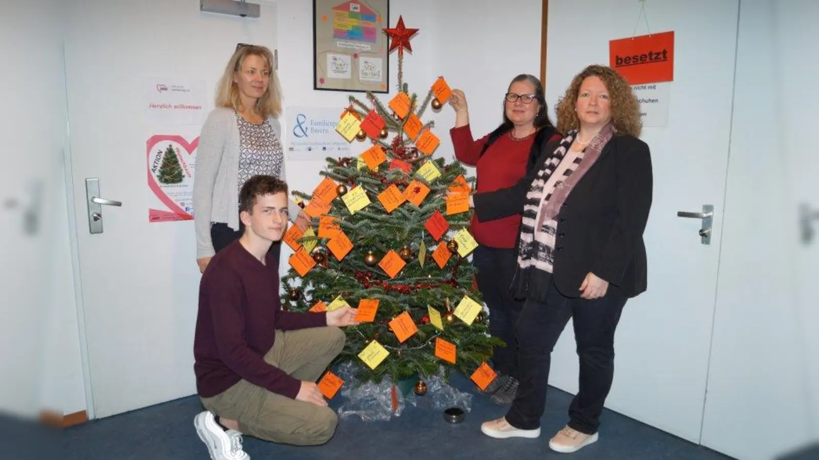 Schmücken den AWO-Wunschbaum v.l.: Daniela Gohl, Valentin Kilchert, Saskia Schon und Brit Hupp-Alter. (Foto: pst)