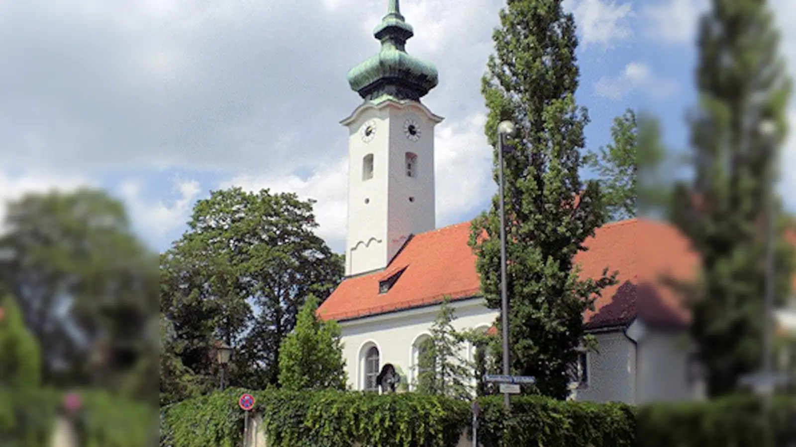 Die Bogenhausener Kirche St. Georg und den umliegenden „Friedhof der Prominenten” können Interessenten bei einer Führung erkunden. (Foto: NordOstKultur-Verein)