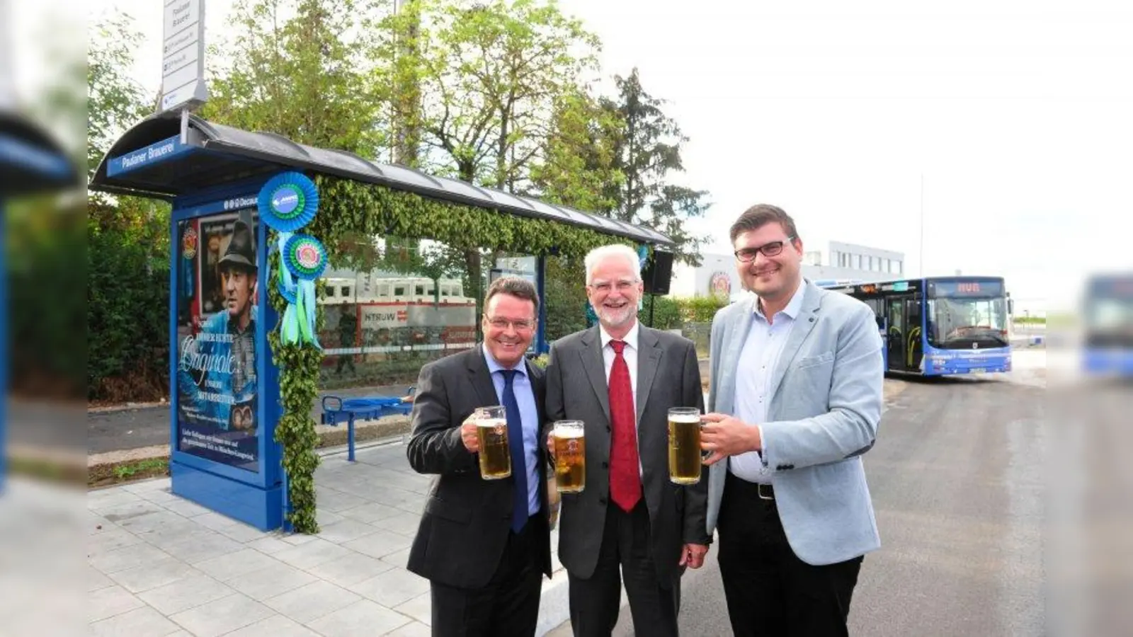 Stoßen auf die neue Buslinie an, v. l.: Stefan Lustig, Herbert König und Sebastian Kriesel. (Foto: SWM/MVG)