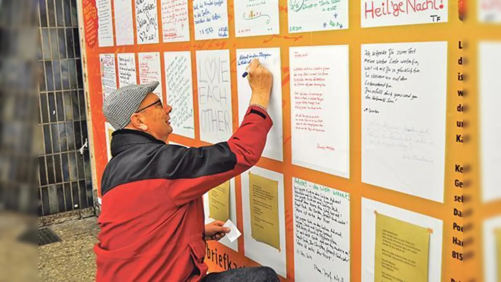 An der Plakatwand im U-Bahnhof kann sich jeder mit seinem Adventsgedicht verewigen.	 (Foto: VA)