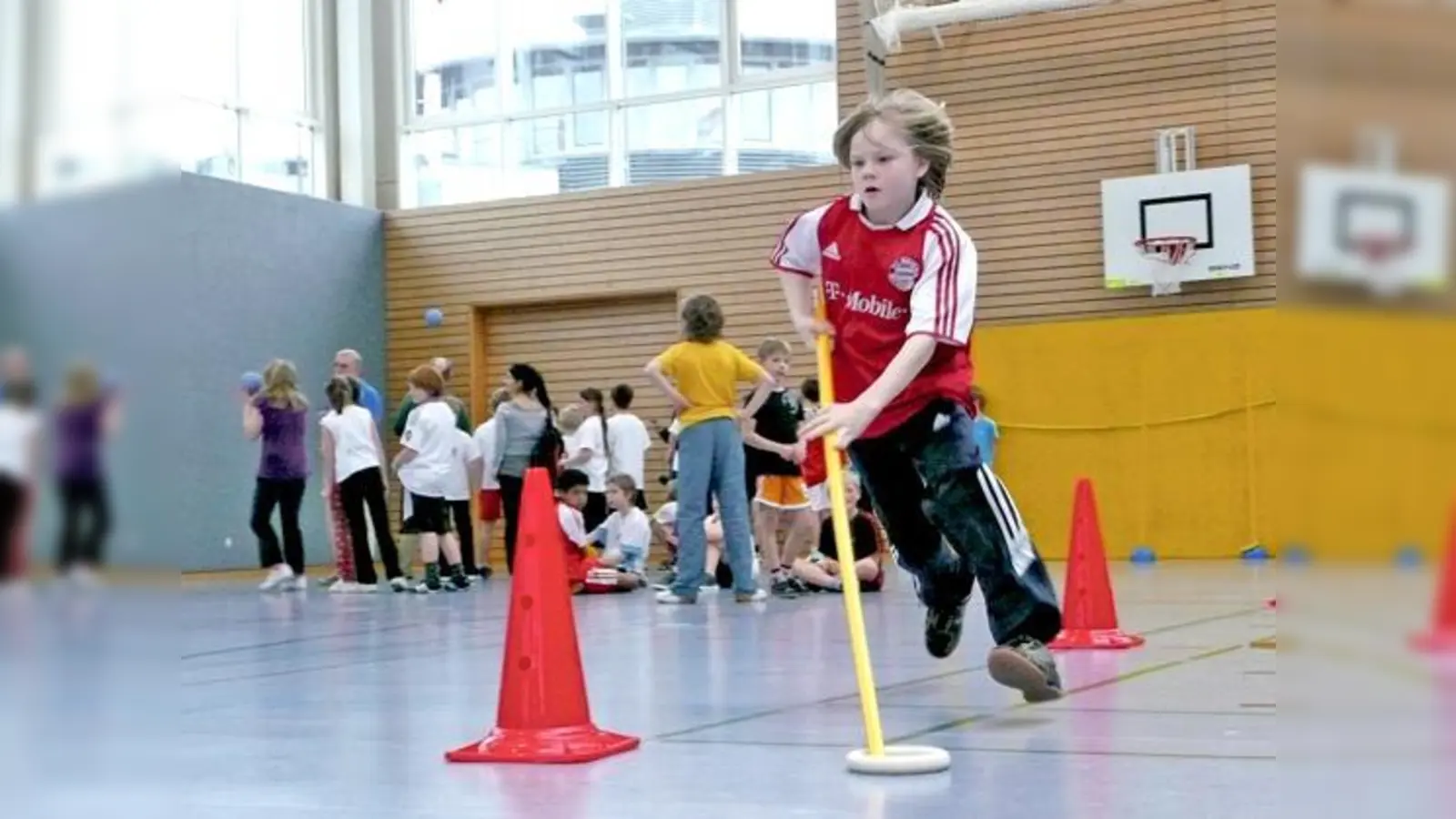 Zu den neuen Disziplinen bei der »Altersgerechten Kinderleichtathletik« gehört beispielsweise die Stabhockeystaffel. 	 (Foto: Privat)