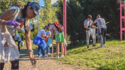 Ob in Freizeitkleidung oder im Tütü – beim Müllsammeln ist jeder herzlich willkommen. (Foto: Vanessa Tschapke)