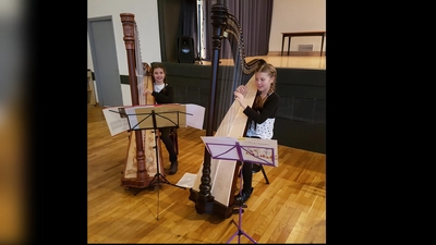 Sophie Pfaffenstaller und Sophie Betzl erreichen mit 25 Punkten die Höchstpunktzahl beim Landeswettbewerb Jugend Musiziert in Hof. (Foto: Musikschule Vaterstetten)