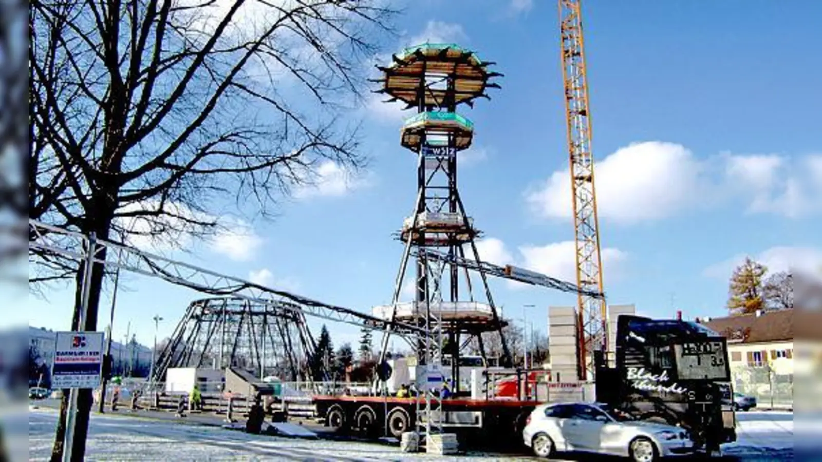 Das 31 Meter hohe Montagegerüst mit den vier  Ebenen, im  (Foto: Mae Wests »Unterleib«.)