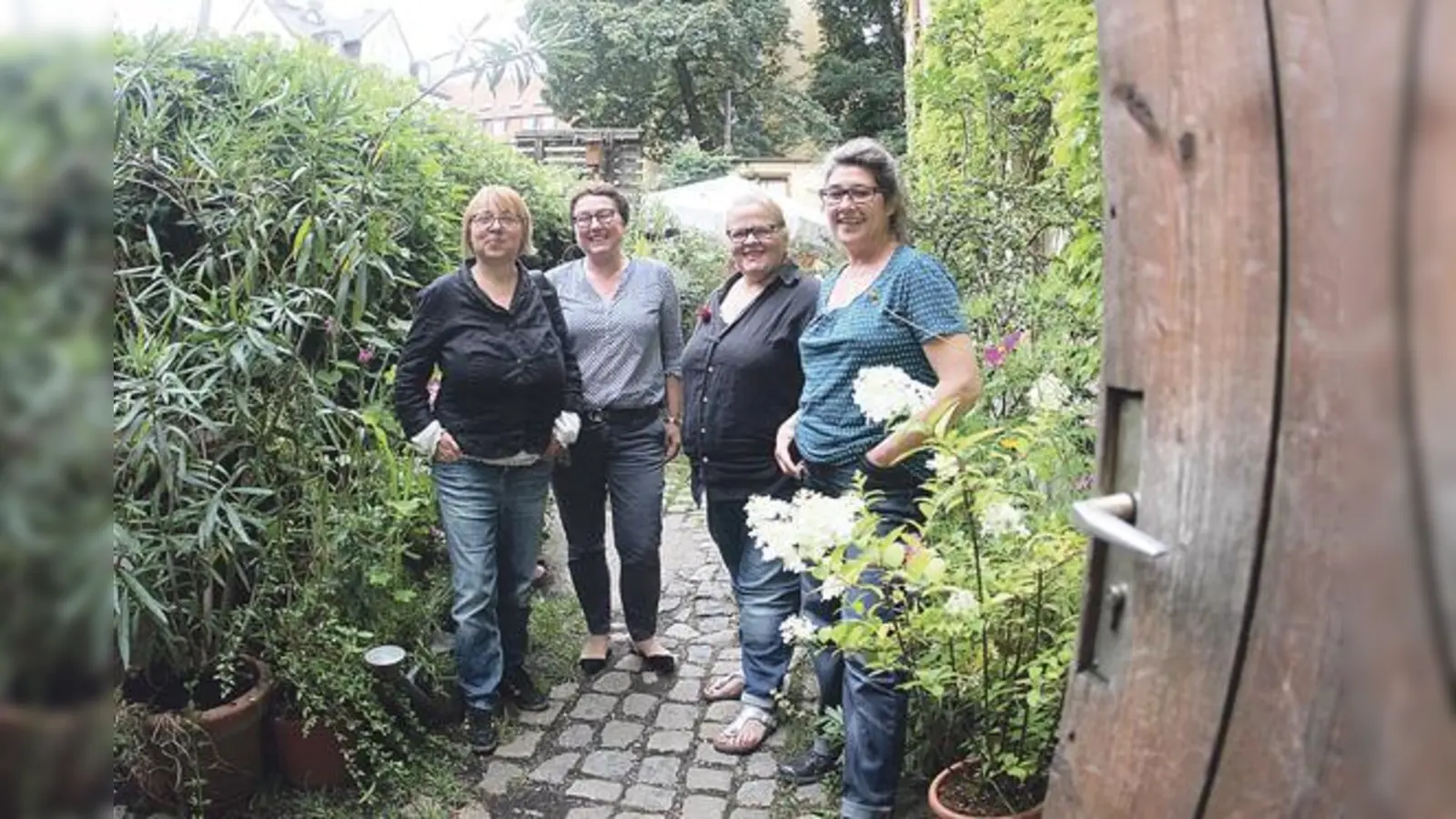 Die emsigen Hinterhof-Flohmarkt-Organisatorinnen Maria Eichmüller, Brigitte Maier, Petra Casparek und Gabi Benkert.	 (Foto: HH)