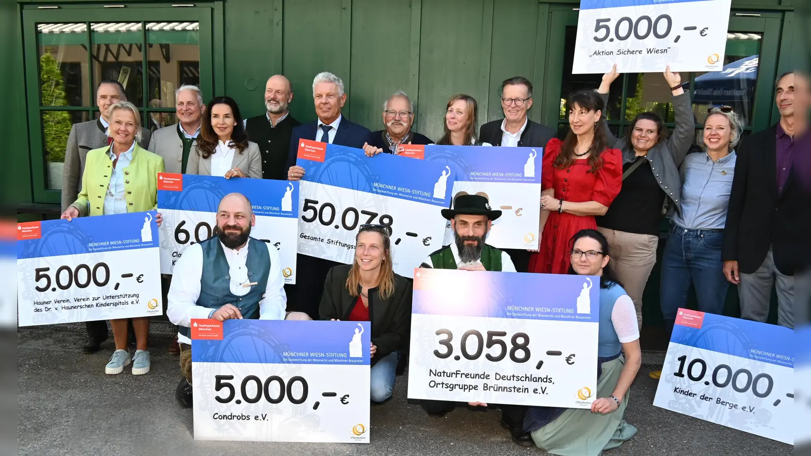 Im Beisein von Oberbürgermeister Dieter Reiter wurde der Scheck der Münchner Wiesn-Stiftung an soziale Projekte überreicht.  (Foto: Ingrid Grossmann)