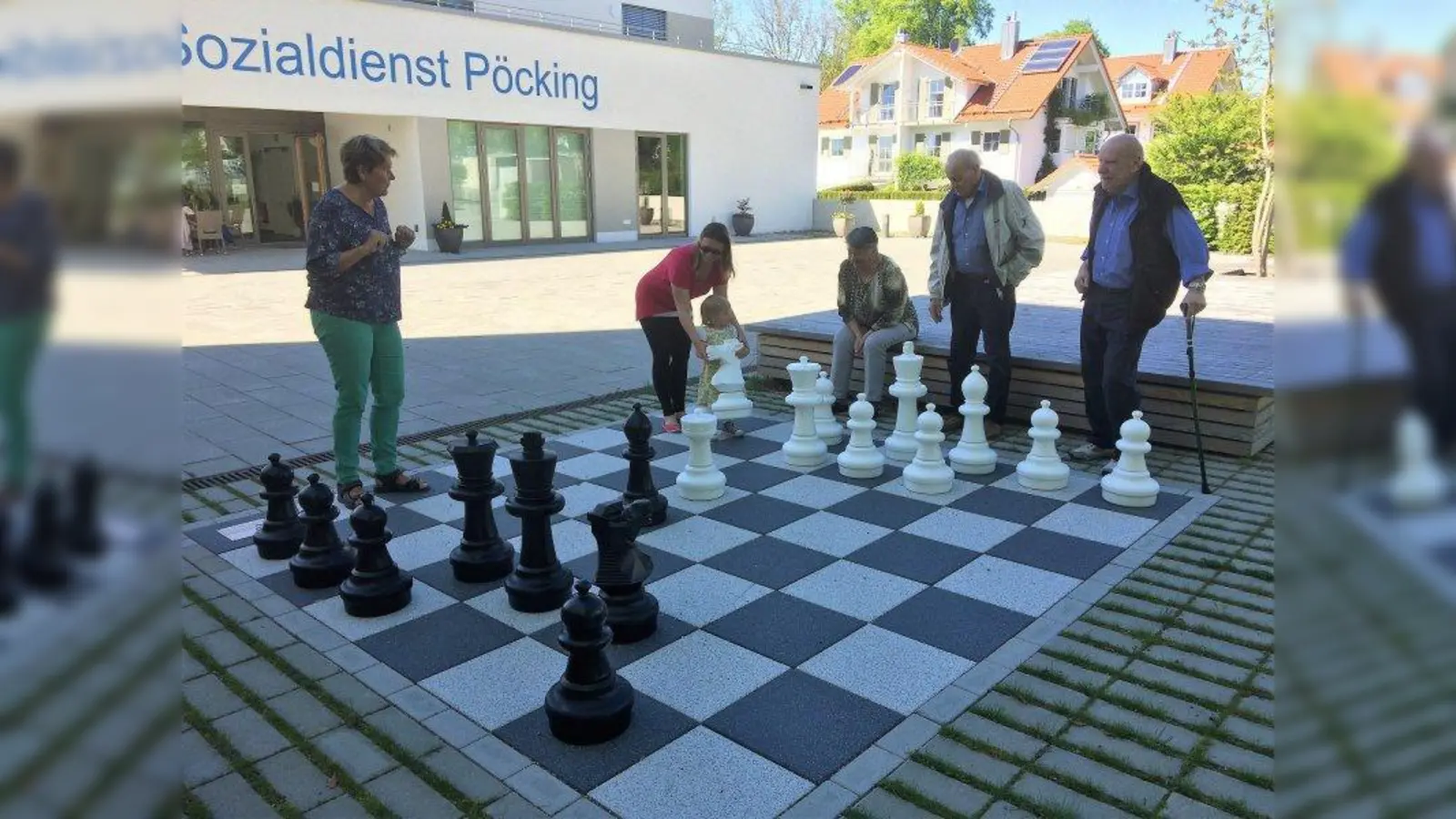 Lieber gemeinsam im Freien anstatt einsam daheim: Pöcking hat jetzt ein Outdoor-Schachfeld, bei dem sich Spieler aller Generationen begegnen. (Foto: su)