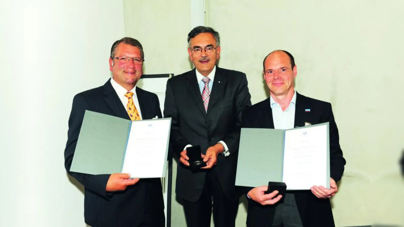 TU-Präsident Wolfgang A. Herrmann zeichnete die beiden Innungsmeister Stefan Hackl (l.) und Hans Breitsameter (r.) für besondere Verdienste im Zuge der Gründung des ABZ mit der August-Föppl-Medaille aus (Foto: pi)